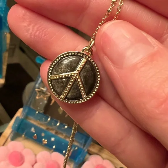 Black and Gold Peace Sign Kendra Scott Necklace - Picture 11 of 11